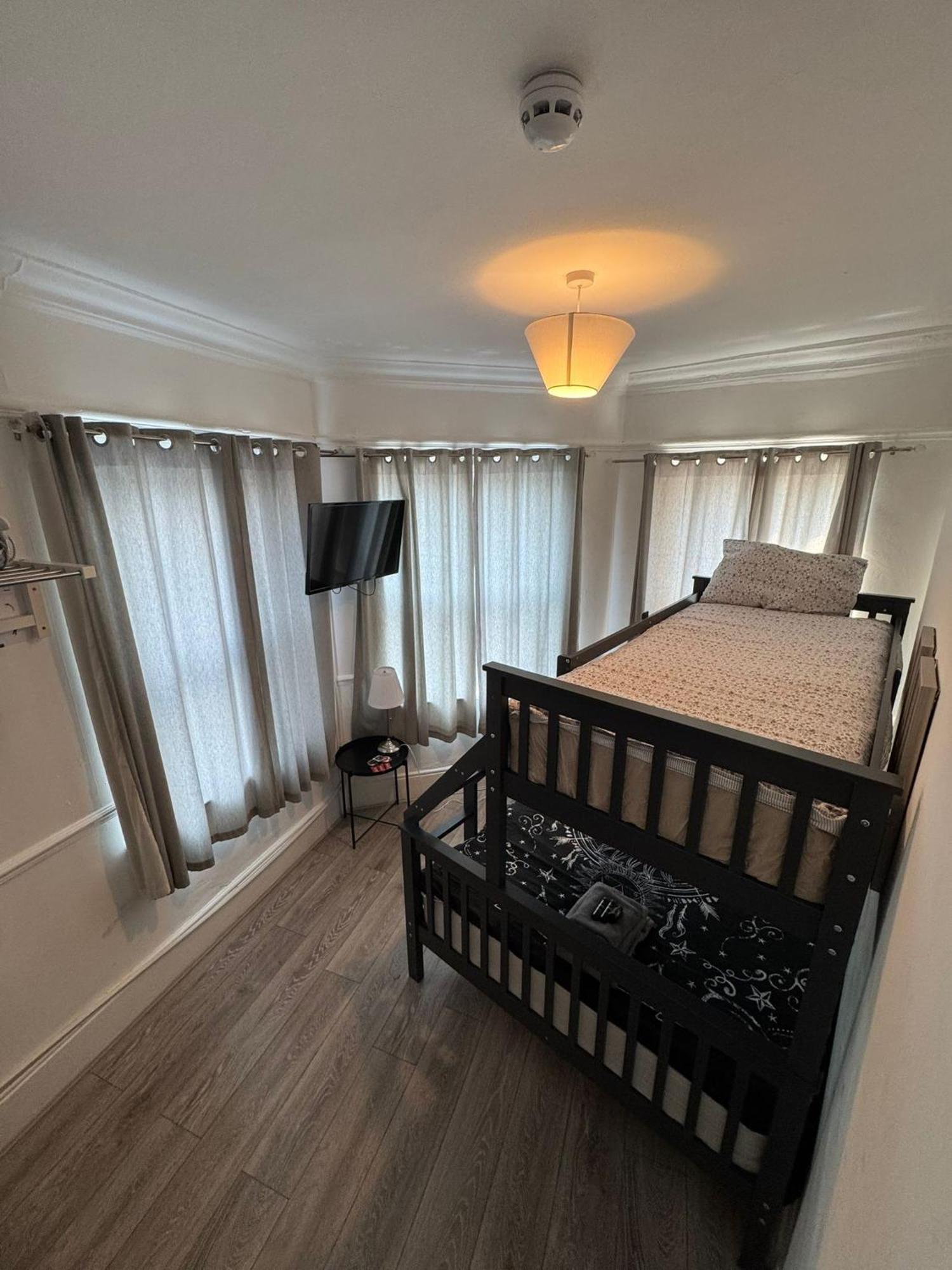 Wandsworth Guest Rooms 64 London Exterior photo